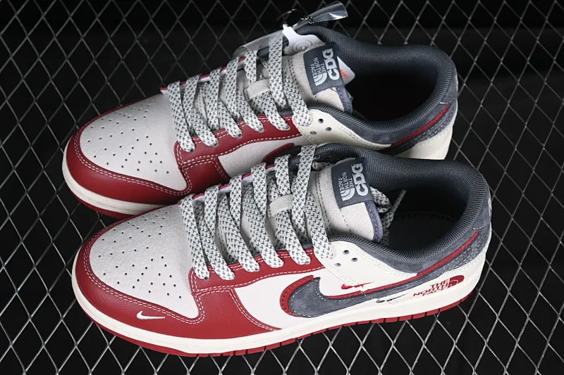 All Categories Nk SB Dunk Series Nk SB Dunk Low High-end Customized Low-top Sneakers Nk SB Dunk Low North Face Co-branded Zhuba Gray Red Hook Anniversary High-end Customized Low-top Casual Sneakers DM6868-042